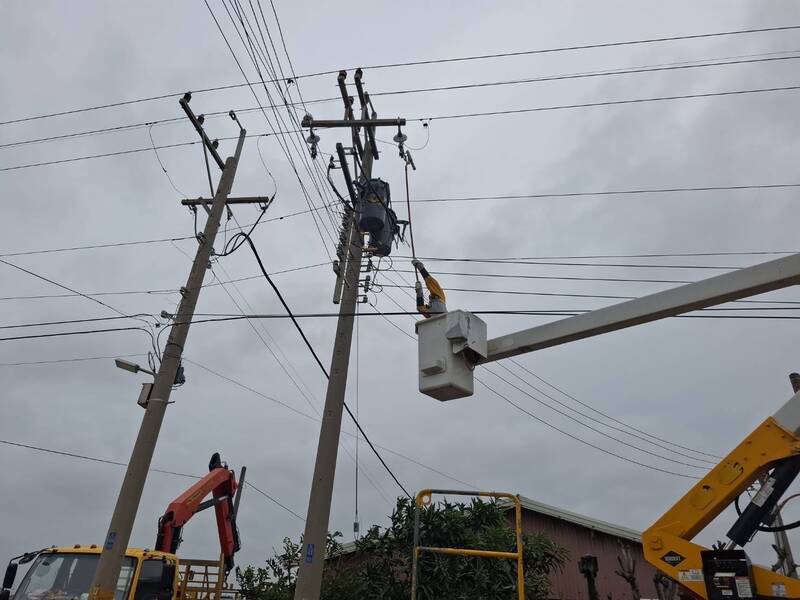 雲林沿海地區每遇颱風電線不敵強風脫落造成數萬戶停電，台電公司工程人員雖在第一時間冒險搶修，但停電造成民生、養殖業損失，民眾仍怨聲載道，希望電線、電桿能地下化。（圖由台電雲林區處提供）