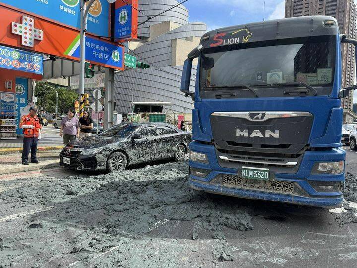 桃园大货车擦撞自小客车，污泥溢出看起来怵目惊心（截自市议员黄琼慧脸书）