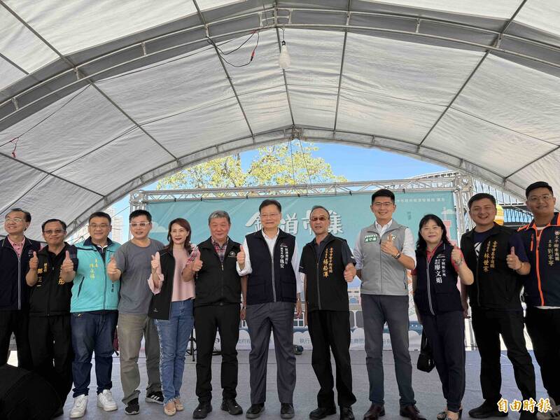 中區繼光街、電子街、自由路等三大商圈在台中火車站舊站開辦特色鐵道市集,舉行開幕儀式。(記者蔡淑媛攝) 中區繼光街、電子街、自由路等三大商圈在台中火車站舊站開辦特色鐵道市集,舉行開幕儀式。(記者蔡淑媛攝)