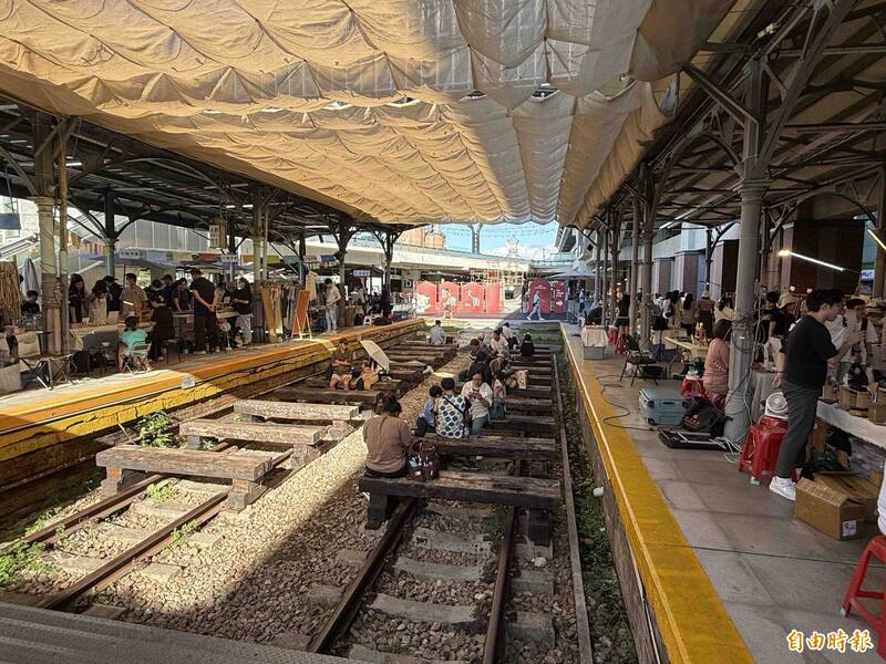 舊台中火車站軌道區也有鐵鹿大街市集相互呼應,吸引許多民眾前往逛街購物。(記者蔡淑媛攝) 舊台中火車站軌道區也有鐵鹿大街市集相互呼應,吸引許多民眾前往逛街購物。(記者蔡淑媛攝)