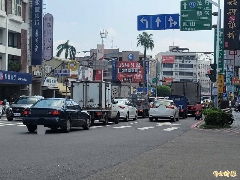 屏東市中正路實施科技執法。（記者葉永騫攝）