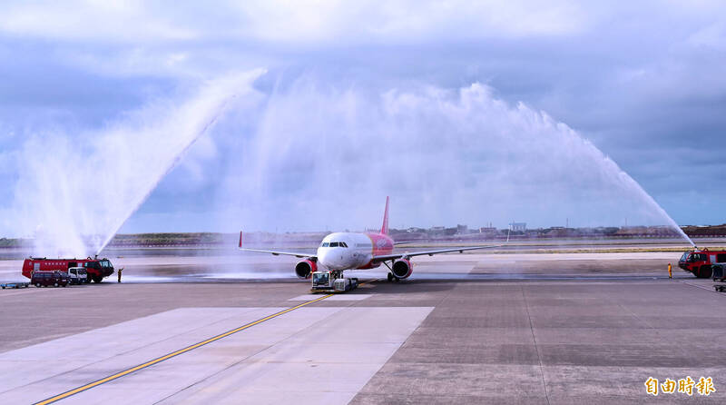 泰越捷航空自曼谷經台北飛往沖繩航班今日正式啟航，泰越捷安排水門禮慶祝新航線開航。（記者朱沛雄攝）