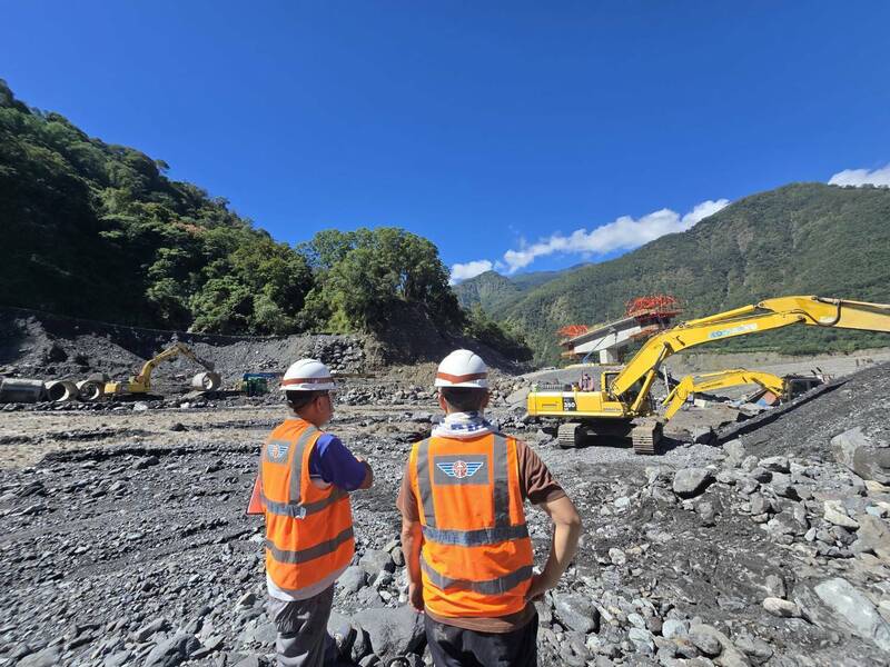 高雄桃源復興三里孤島危機，最快3日下午3點解除。（甲仙工務段提供）