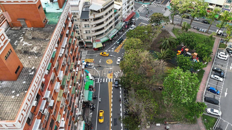 高雄第二個標線型圓環誕生！瑞福路、崗山南街圓環正式啓用，圖為該處鳥瞰圖。（交通局提供）