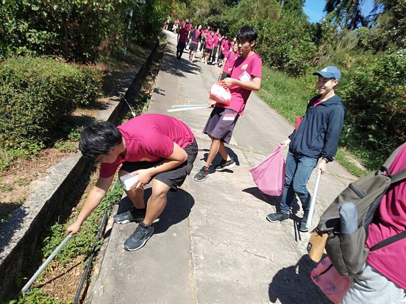 國立金門大學近千名師生以 登山淨山作為歡度校慶系列活動之一。（金門大學提供）