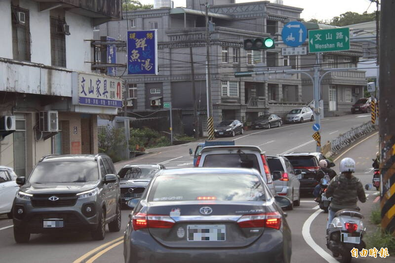 新竹縣新埔鎮褒忠路不只平日上下班時車流大，假日車潮也洶湧。（記者黃美珠攝）