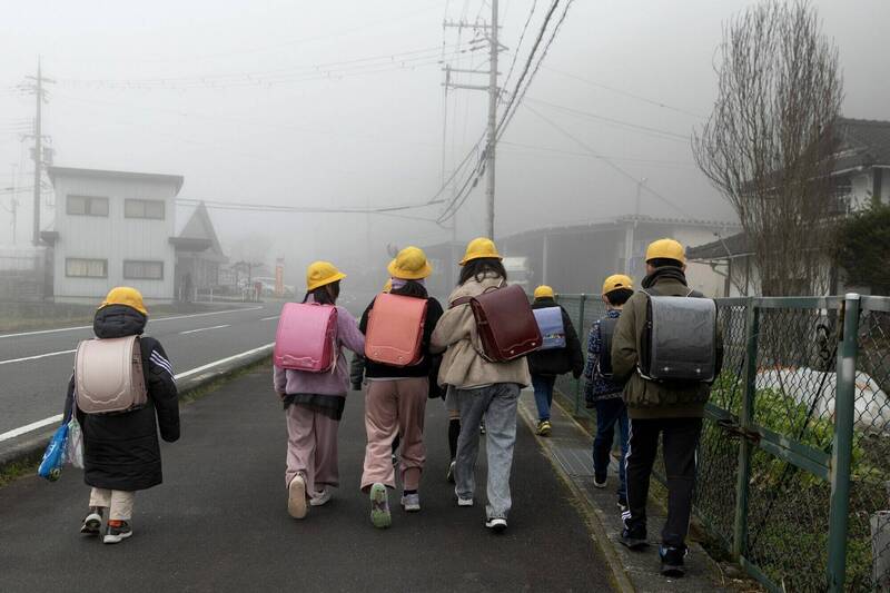 日本兵庫線一群去上學的小學生。（彭博檔案照）