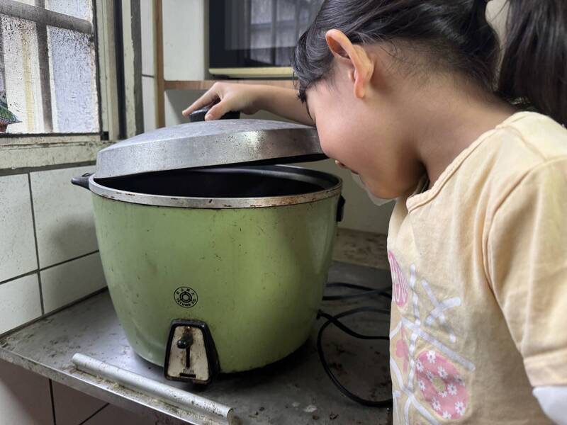 南台中家扶的扶助家庭心願是汰換老舊電鍋，讓全家能吃一頓熱騰騰的菜餚。（南台中家扶提供，示意照片）