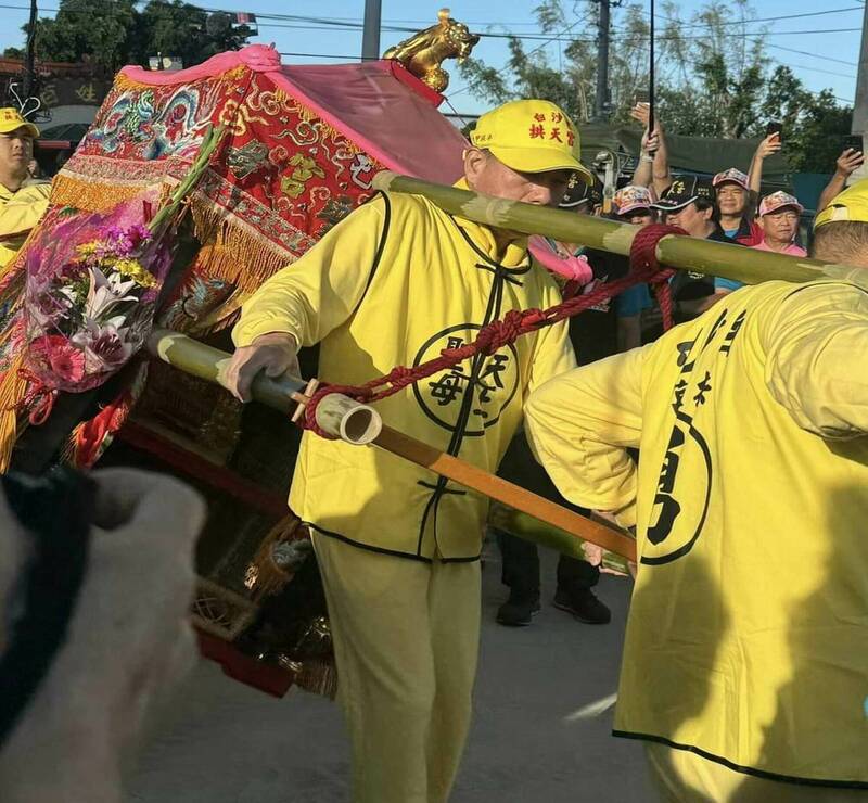 白沙屯拱天宮媽祖「粉紅超跑」受邀來彰化和美、彰濱地區巡安贊境，數萬香燈腳熱情跟隨。（彰化縣議員賴清美提供）