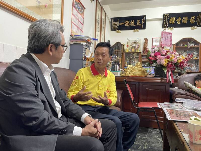 吳震星藝師（右）獲選教育部「社會教育貢獻獎」個人獎，南市文化局長謝仕淵（左）祝賀。（南市文化局提供）