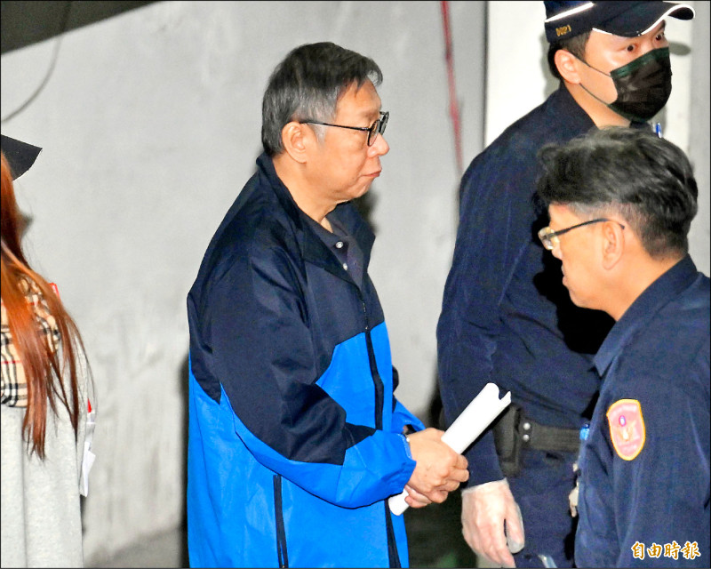 檢廉偵辦京華城容積弊案，對涉貪台北市前市長、民眾黨主席柯文哲（左）聲請延押，台北地院昨裁定延押2個月。（記者塗建榮攝）