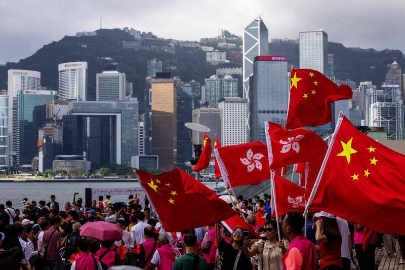 香港公立醫院等待時間長以及部分藥品高價，香港人興起到深圳看病。（彭博）