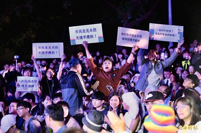 台北市長蔣萬安到場時，民間團體在台下高聲抗議，反對拆除和平新生天橋。 （記者羅沛德攝）