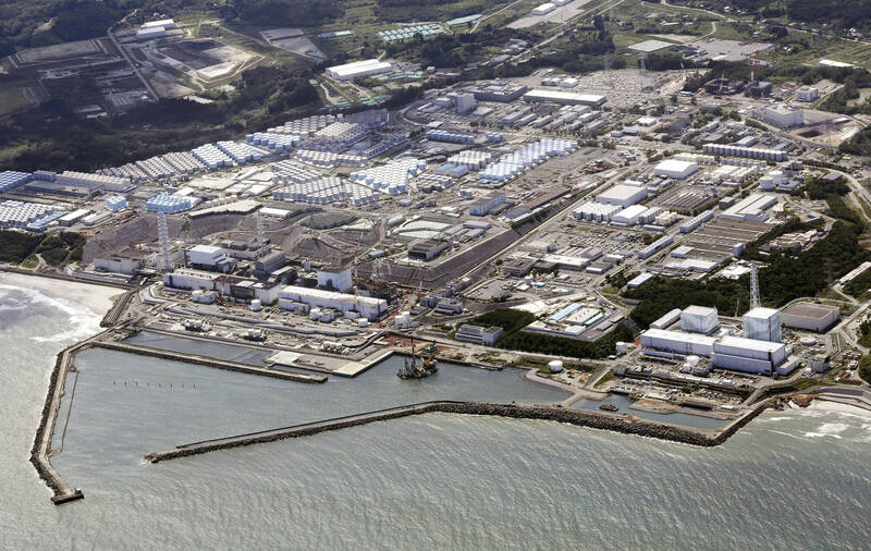 日本福島第一核電廠核子事故後，東京電力公司今天首次取出少量2號機熔融核燃料團塊。（美聯檔案照）