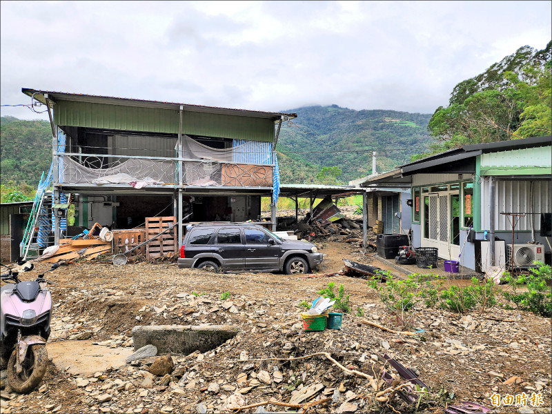 卓溪鄉社區民宅遭土石泥流入侵，水退後滿滿的土石讓車輛無法動彈。
（記者花孟璟攝）