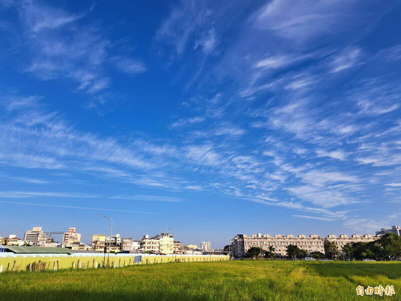 南市執行「亮麗晴空行動計畫」改善空污，成果逐漸展現，今年10月空品良好站日數創下歷年新高。（記者蔡文居攝）