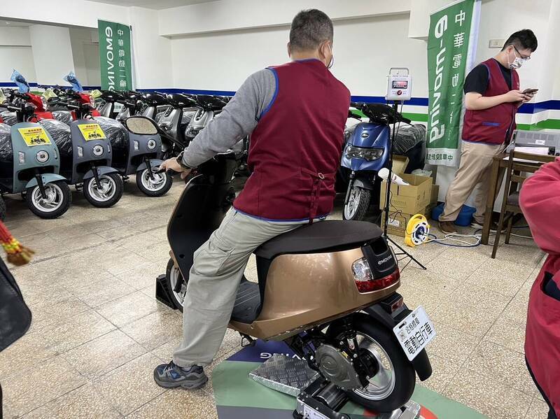 微型電動二輪車（電動自行車）未掛牌上路，11月30日起將開罰。（資料照，公路局提供）