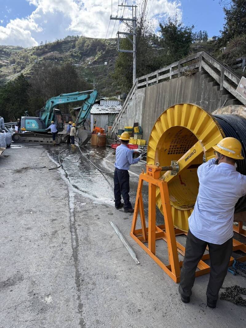 台電人員進入梨山積極搶修復電。（台電提供）