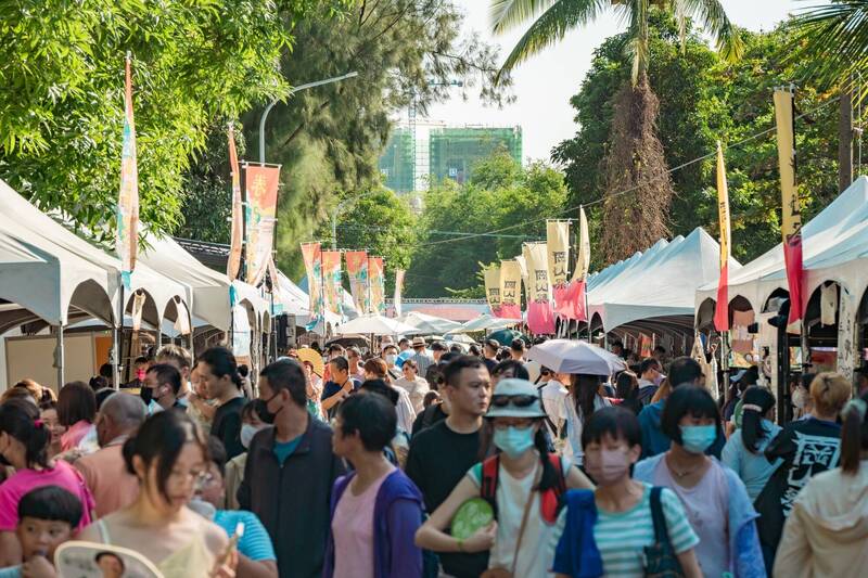 高雄眷村嘉年華連日來在岡山樂群村登場，現場人潮爆棚。（高市文化局提供）