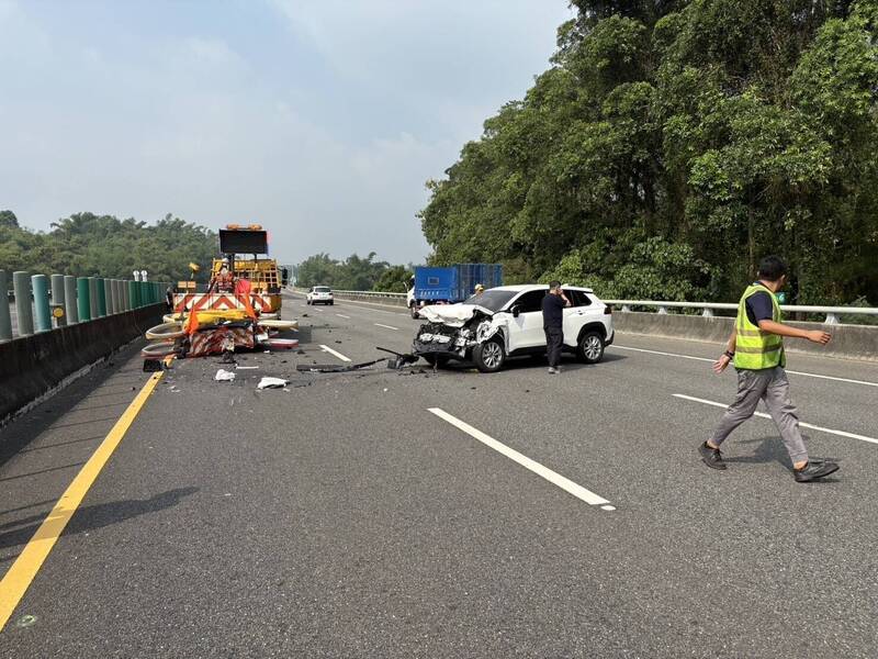 国道3号北向370.6公里高雄田寮路段，今天下午1点多，发生轿车追撞缓撞车事故，所幸无人受伤。（民众提供）