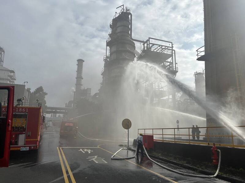 桃園煉油廠真空柏油塔發生火警，桃市消防局獲報派遣大批消防車及人員到場，幸好火勢已由中油消防隊撲滅。（記者余瑞仁翻攝）