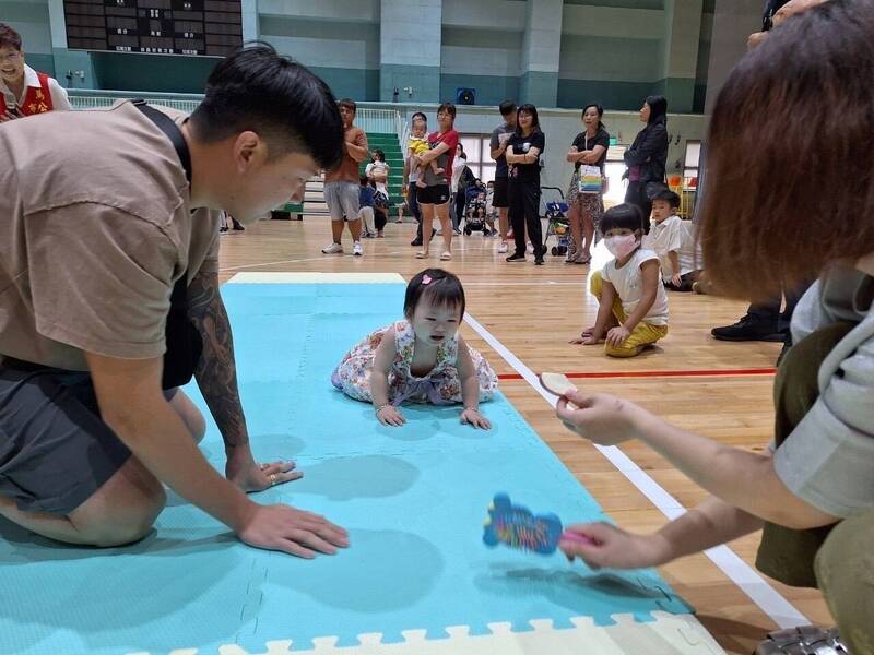 幼兒爬行比賽，最辛苦的就是在終點線等待的父母。（馬公市公所提供）