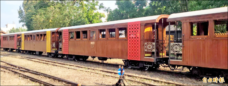 林鐵「心香百里特檜車」在車廂外部，以天后宮最鮮明的「喜慶紅」與「神慶黃」跳色，讓林鐵在行進間呈現熱鬧喜慶視覺風格。（記者丁偉杰攝）