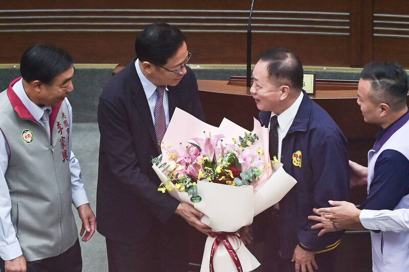 見義勇為助小女童脫困的司機謝松林（右二）4日於市議會接受市長張善政表揚，議員段樹文、李家興、許更生讚許他的熱心，讓社會更為溫暖。（桃市府提供）