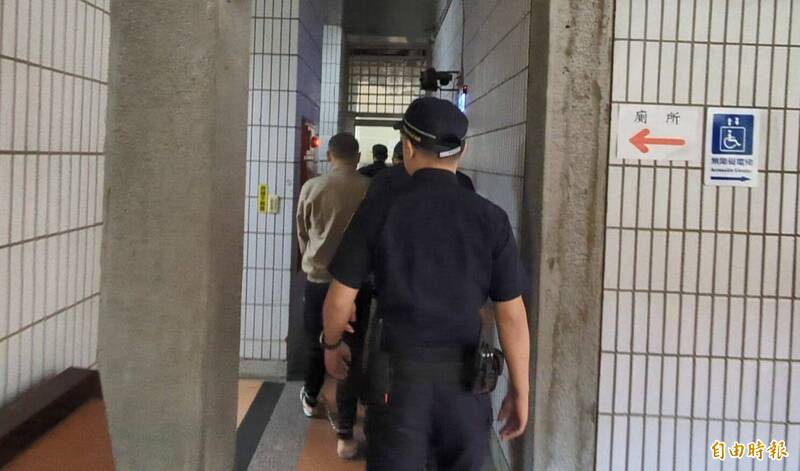 云林黄姓男子去年7月在台中市警局第四分局前，拿汽油泼洒杜男并纵火，造成杜男烧烫伤不治，黄男（黄衣）今天出庭聆听判决，一审判无期徒刑。（记者陈建志摄）