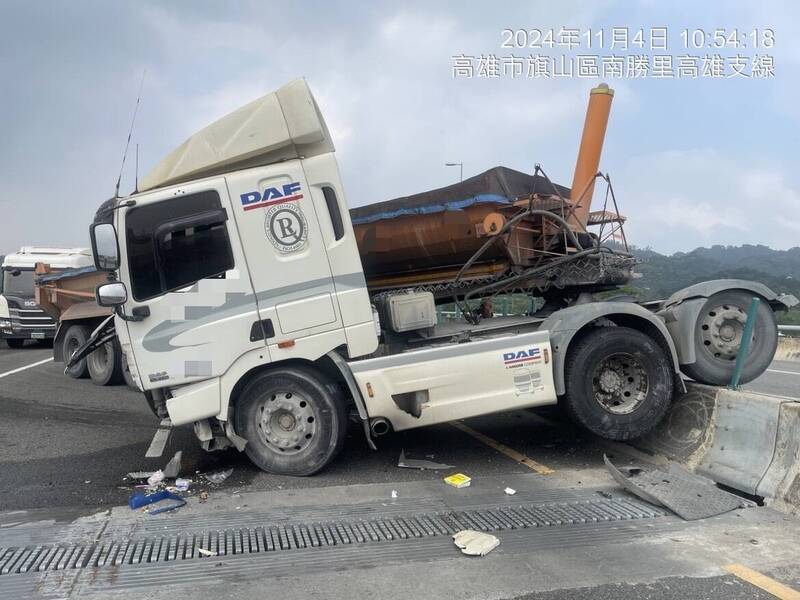 砂石车爆胎失控自撞护栏，整部车「倒折甘蔗」，占据国道10号东向23公里岭口路段双向3个车道，所幸无人伤亡。 （国道警察5队提供）