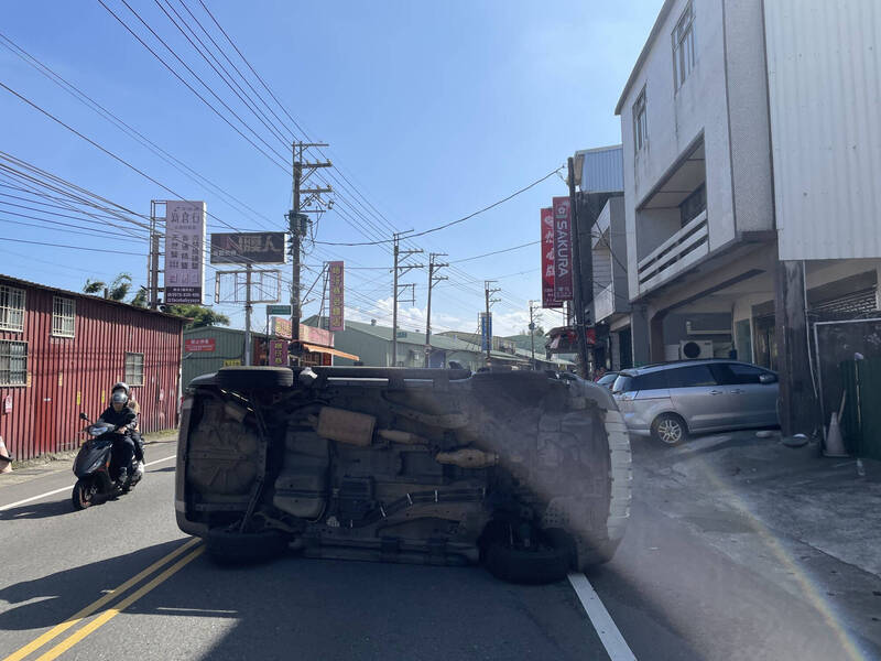 桃园男开小客货车弯道撞路边停车后「侧翻」，酿1人受轻。（记者李容萍翻摄）