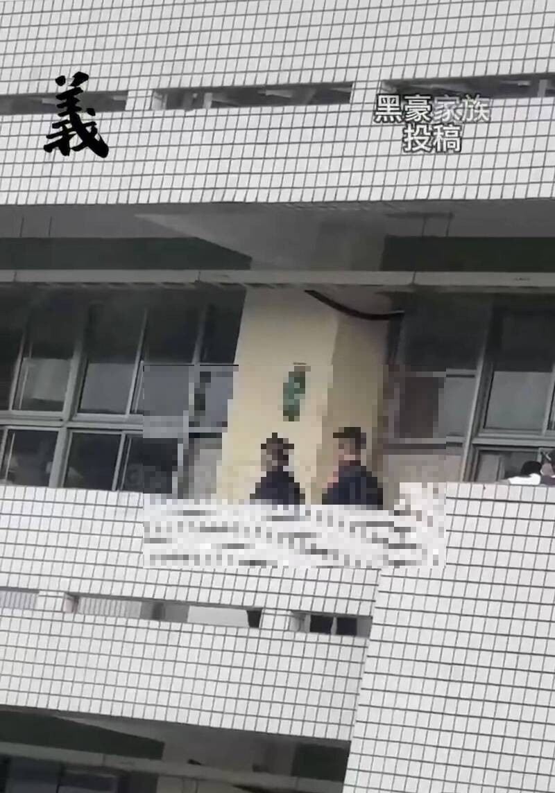 员警一旁戒护，防止学生自残。（图取自「黑色豪门企业」）