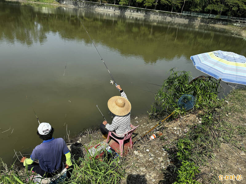 秋冬季節是虎頭埤風景區釣魚旺季，假日釣魚遊客增加。（記者劉婉君攝）