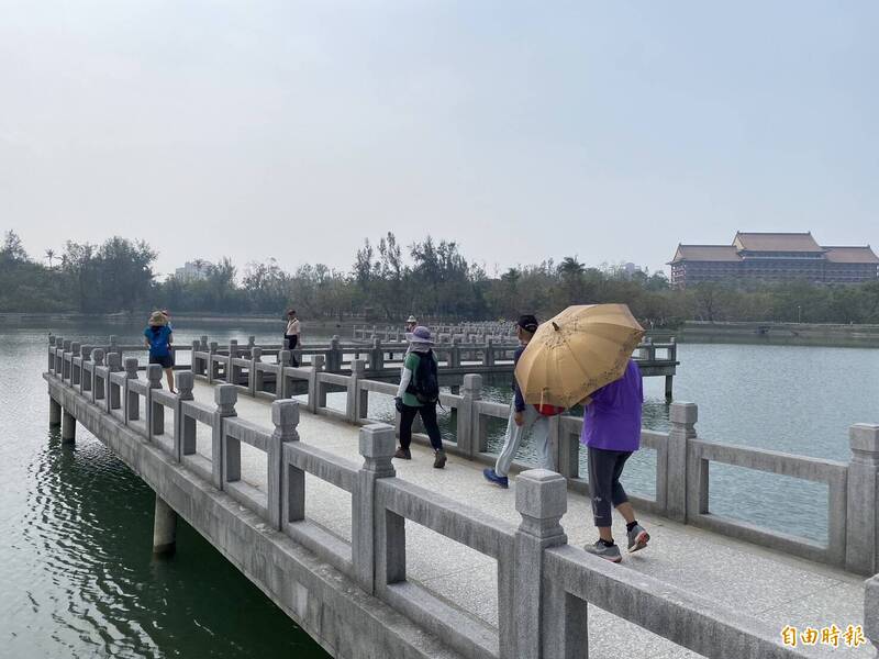 高雄澄清湖風景區11/5起恢復6時開園。（記者陳文嬋攝）