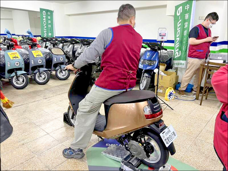 交通部提醒，微型電動二輪車本月30日起未掛牌上路者，可舉發處罰1200元至3600元罰鍰。 （圖：公路局提供）