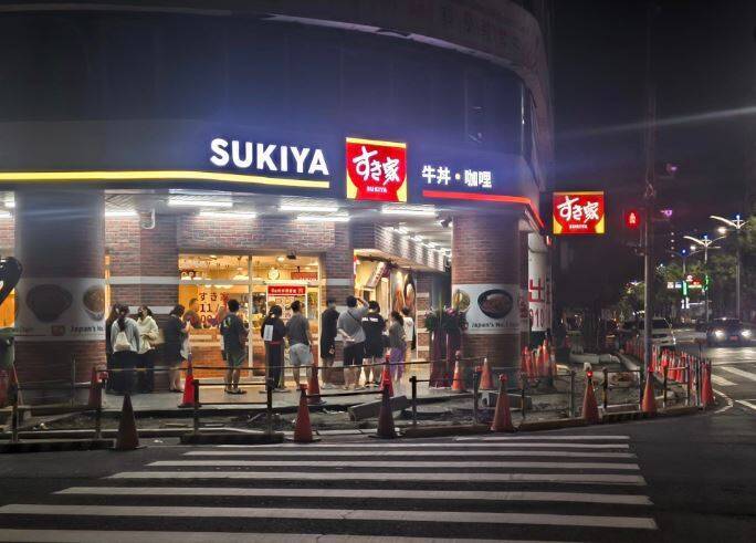 網友深夜經過SUKIYA高雄九如店，人潮依舊非常多。（擷取自路上觀察學院）