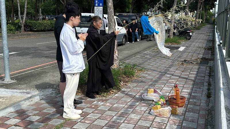 男童家属今天下午返回事发现场招魂。（民众提供）