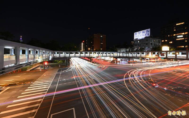 北市政府基於安全考量打算拆除大安區「和平新生行人天橋」，民眾組成團體連署要求緩拆，但網路上也出現不同聲音，認為天橋已經很老舊，很少人走，上、下樓梯也很辛苦，更有人認為天橋外觀醜，應該拆除。（資料照）