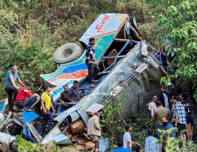 印度一輛巴士墜落山谷，造成至少36死20人受傷。（法新社）