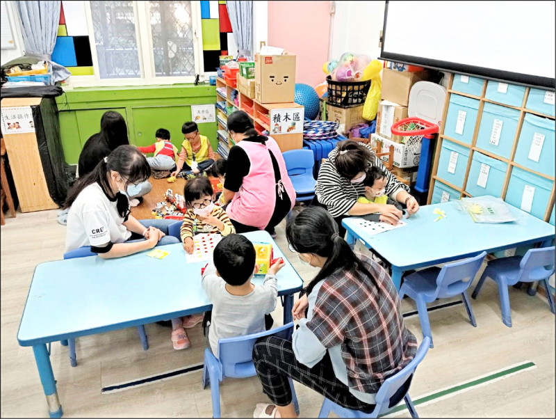 新北市調降公幼課後延長照顧費，減輕雙薪家庭負擔。（新北教育局提供）