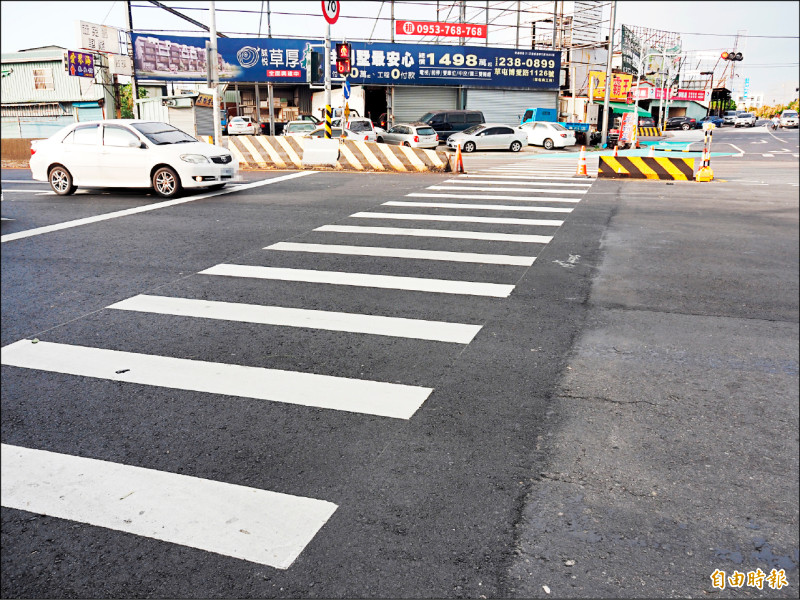 南投工務段在草屯鎮博愛路和新豐路、芬草路口增設兩處行人庇護島。（記者陳鳳麗攝）