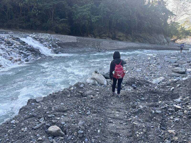 花莲县秀林乡水源地砂婆当北溪今早传出有民众溺水，所幸即时被警方及消防人员救援上岸。（民众提供）