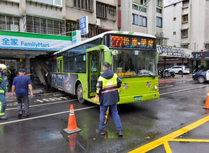 大都会客运277号公车倒退滑插进马路对面超商。（记者姚岳宏翻摄）