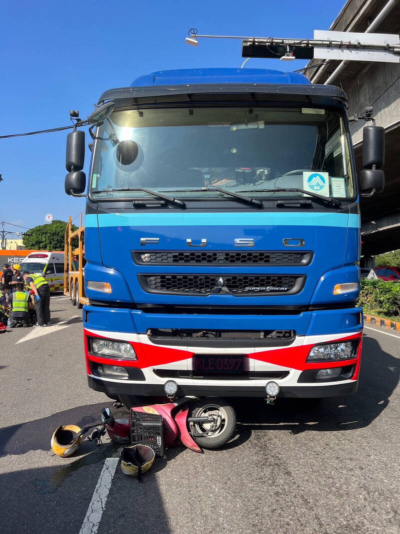 聯結車右轉不慎壓住機車。（讀者提供）