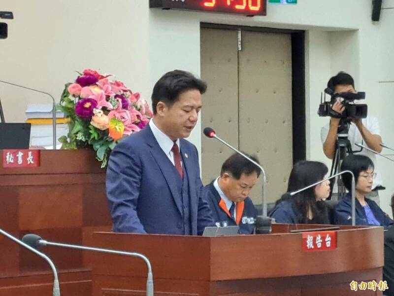 新竹市代理市長邱臣遠今天首次到市議會進行施政報告，但站滿80分鐘後不給議員提問，在野議員酸邱臣遠80分鐘照稿念，連作文比賽都不及格。（記者洪美秀攝）