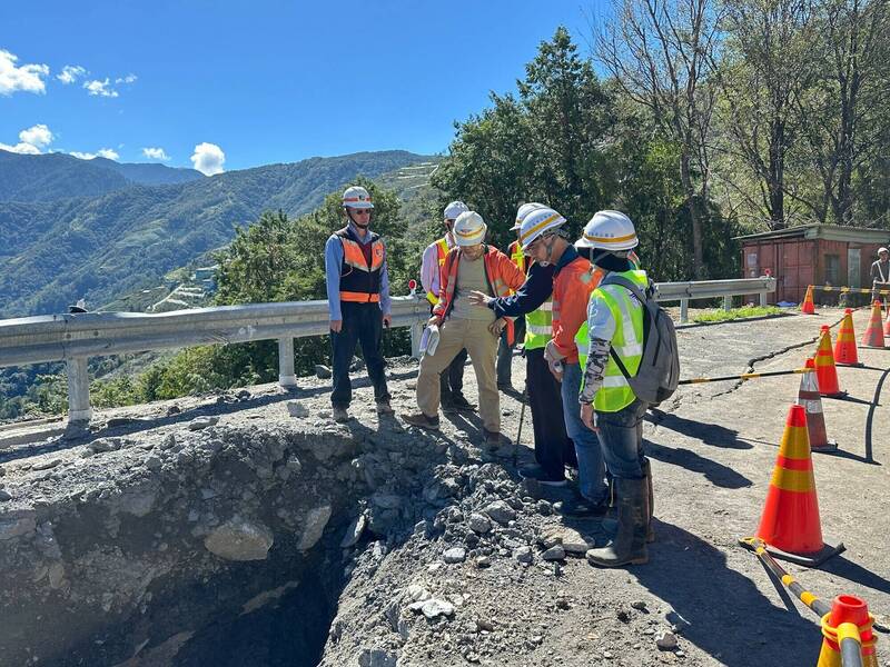 台八線83K梨山往大禹嶺路段天坑，因地下伏流水不斷湧出造成搶通困難。（谷關工務段提供）