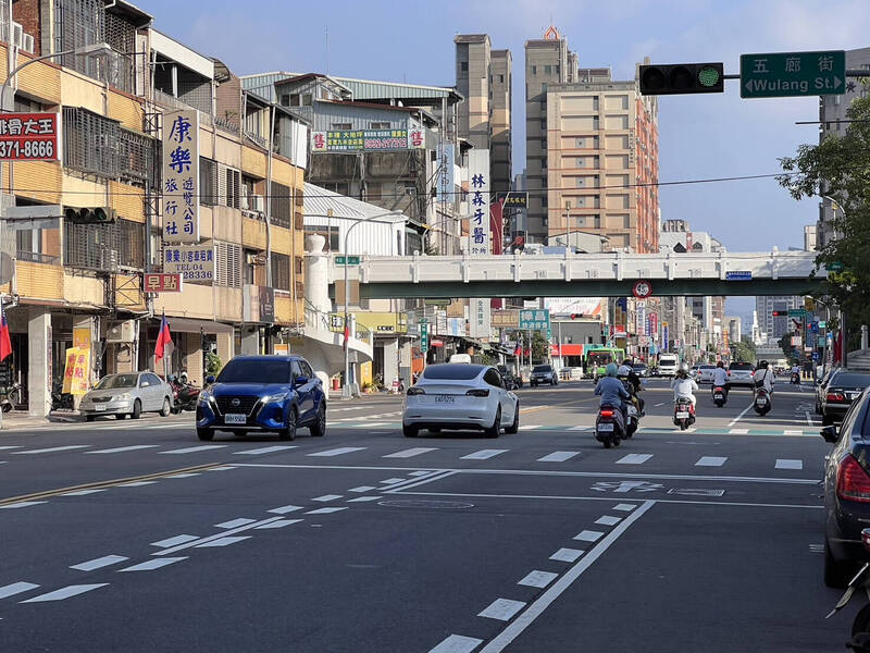 台中市區道路出現大量「神秘鋼琴白鍵」，警方說明是「視覺化減速標線」。（警方提供）
