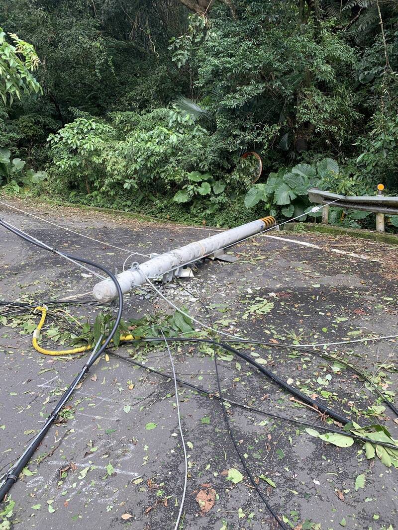 台電北南區處表示，山區路段電桿倒斷嚴重，搶修費時。（台電北南區處提供）