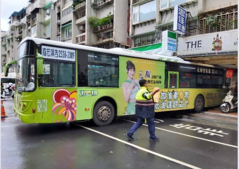 大都會客運一輛277路公車於5日中午，於台北市松德站旁碰撞騎樓。（記者姚岳宏翻攝）