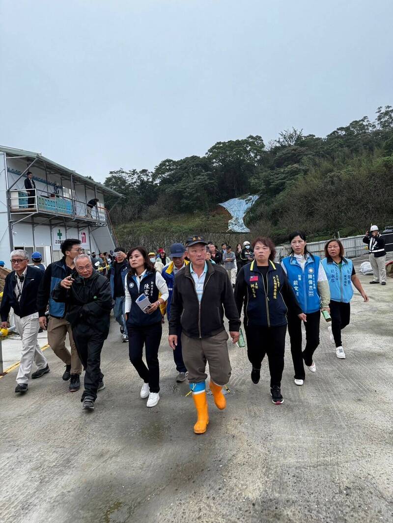 新北市議員陳家琪今天與相關局處到場會勘,了解致災原因。(新北市議員陳家琪提供) 新北市議員陳家琪今天與相關局處到場會勘,了解致災原因。(新北市議員陳家琪提供)